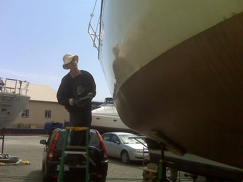 US Yachts 33 - Dad, shining her up!